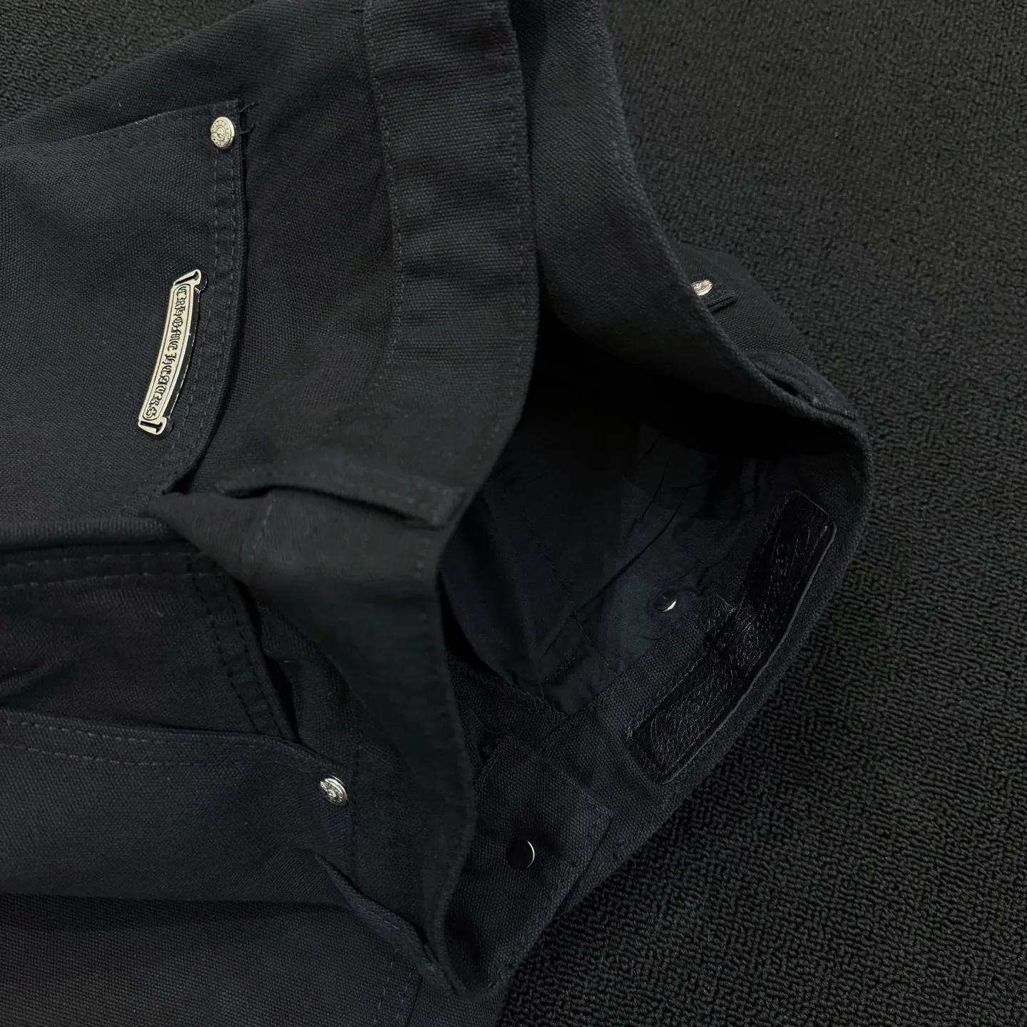 P280 Style number: D364 Chrome Hearts Chrome Hearts straight-leg logging multi-color leather work jeans Color #Black Size #S-Xxl (28 30 32 34 36) 28 Waist 74 Hip 102 Length 101 30 Waist 78 Hip 106 Length 102 32 Waist 82 Hip 110 Length 103 34 Waist 86 Hips 114 Pants Length 104 36 Waist 90 Hips 118 Pants Length 106 Heavy canvas material This pants type was first created by Carhartt. With the development of the times, it has been reinterpreted by many brands. This Crow Heart logging overalls are based on the Carhartt pants with some improvements and added elements‼ ️